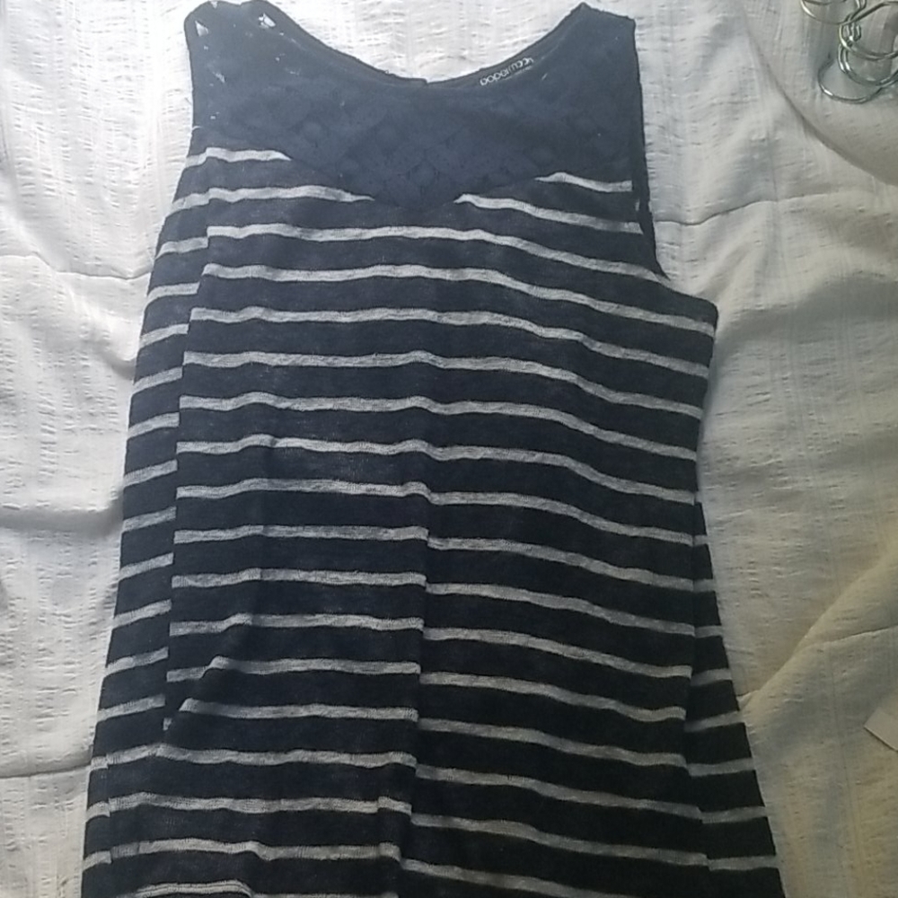 Knitted tank with lace on the neck